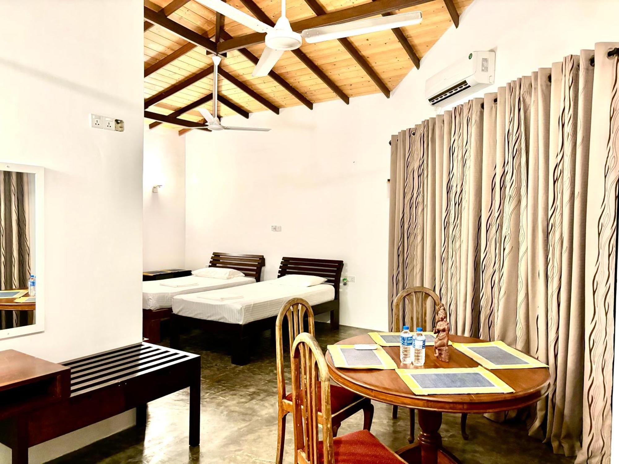 Hotel Blue Fox Hikkaduwa Exterior foto